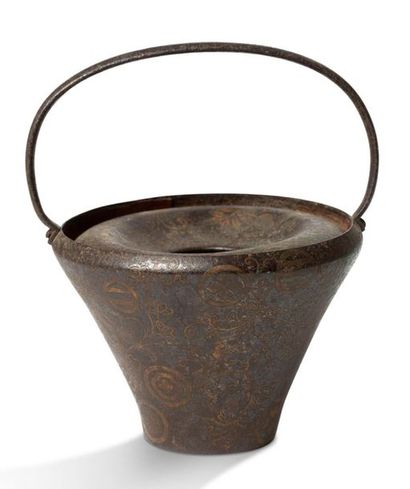 JAPON 
Vase couvert en fer, en forme de panier à paroi évasée surmontée d'une grande...