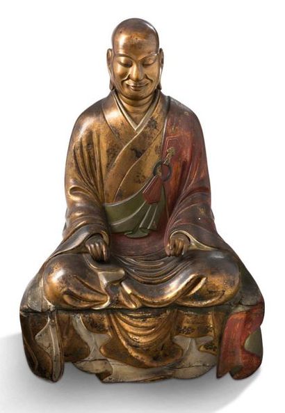 JAPON 
Grand sujet en bois laqué polychrome et or, représentant un moine assis en...