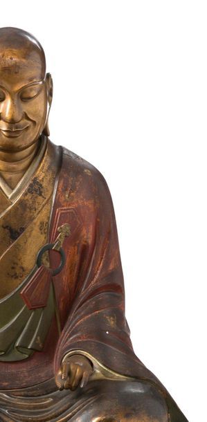 JAPON 
Grand sujet en bois laqué polychrome et or, représentant un moine assis en...