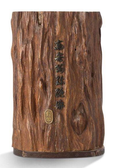 Japon 
Chapelle portative zushi creusée dans une section de bois d'aloès odorant,...