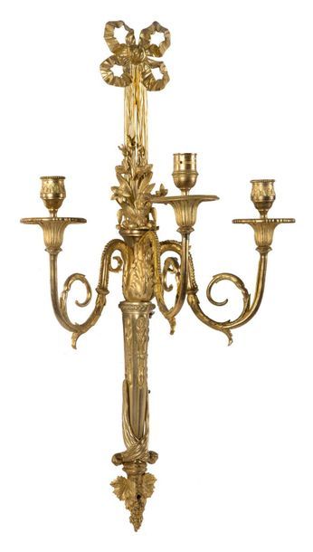 null PAIRE DE GRANDES APPLIQUES en bronze ciselé doré à trois bras de lumière terminées...