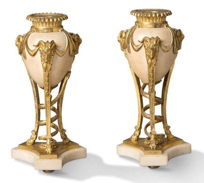 PAIR OF SMALL BASSOLETS in marble baluster...