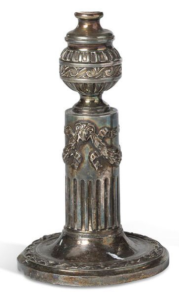 null PAIRE DE PETITS PIEDS DE LAMPE en métal argenté formés d'un vase godronné en...