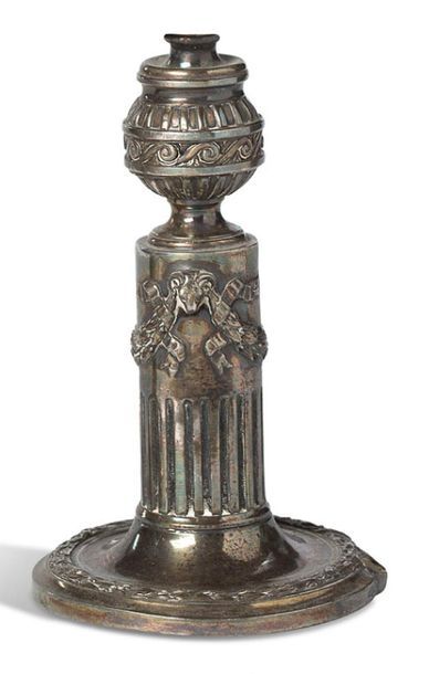 null PAIRE DE PETITS PIEDS DE LAMPE en métal argenté formés d'un vase godronné en...
