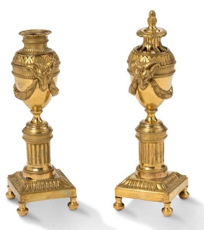 null ?PAIRE DE BOUGEOIRS-CASSOLETTES en bronze ciselé et doré à décor de têtes de...