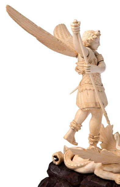 null SAINT MICHEL TERRASSANT LE DRAGON en ivoire sculpté en ronde-bosse s'inspirant...