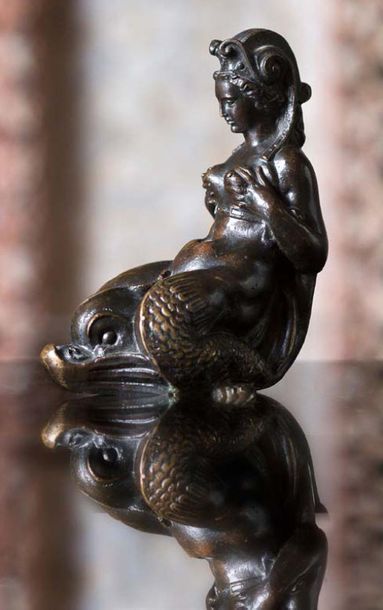 null Finely chiselled and patinated bronze STATUS representing a nereid sitting on...