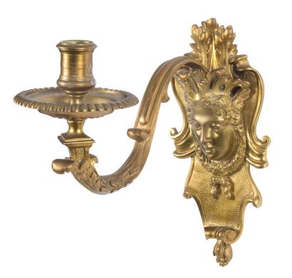 null PAIRE D'APPLIQUES en bronze doré ciselé, à décor de mascarons de Diane dans...