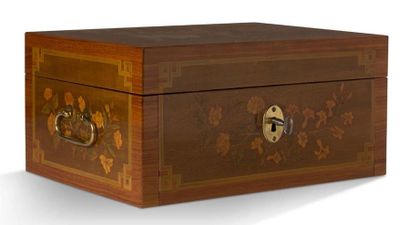 BEAUTIFUL CASE in marquetry on all sides...