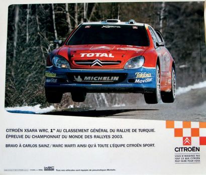 Citroën WRC Lot de 3 affiches représentant :
Xsara WRC : 2 affiches
99 x 83 cm environ...
