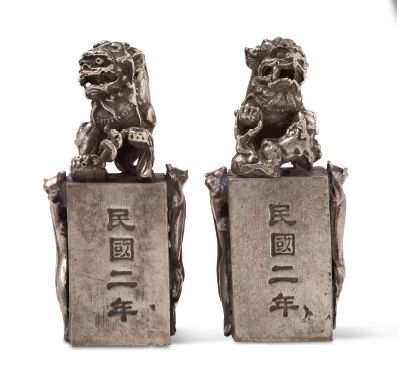CHINE PÉRIODE RÉPUBLIQUE (1912-1949) 
Lot comprenant deux sceaux en métal argenté,...