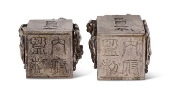 CHINE PÉRIODE RÉPUBLIQUE (1912-1949) 
Lot comprenant deux sceaux en métal argenté,...