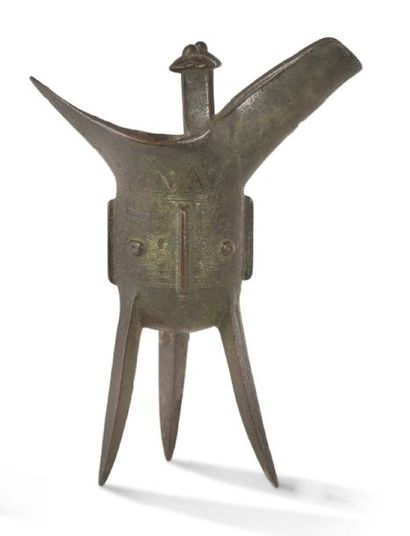 CHINE ÉPOQUE MING, XVIIE SIÈCLE Vase jue en bronze de style archaïsant à décor de...
