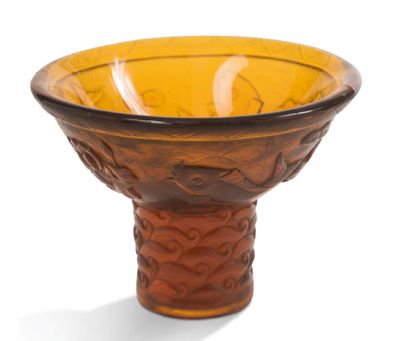CHINE XXe siècle Coupe sur piédouche en verre de Pékin ambrée, à décor en léger relief...
