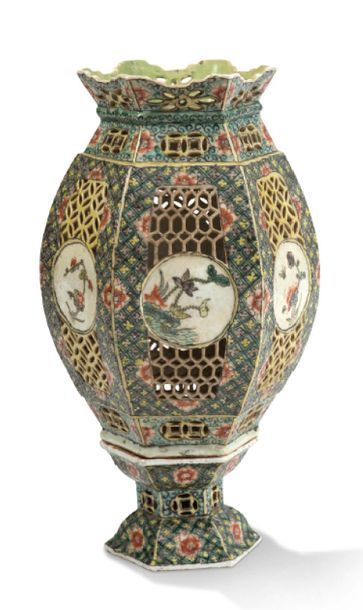 Chine XIXe siècle Lanterne hexagonale en porcelaine et émaux de la famille verte,...