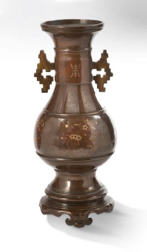 Vietnam vers 1900 
Pansu vase with flared opening in bronze with a medallion patina...