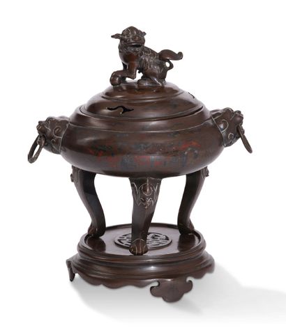 VIETNAM DEBUT XXe SIECLE Brûle-parfum tripode couvert avec son socle, en bronze,...