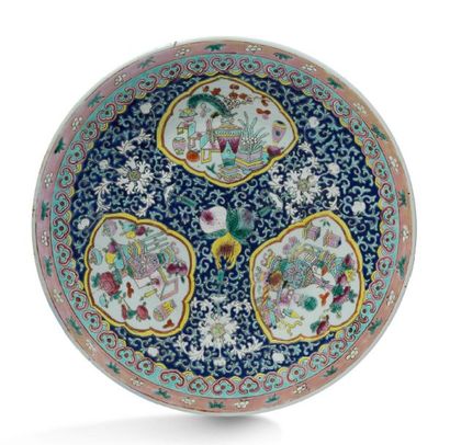 CHINE fin XIXe - début XXe siècle Grand plat en porcelaine et émaux de la famille...