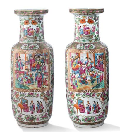 CHINE - Canton XIXe siècle Deux vases en porcelaine et émaux polychromes à décor...