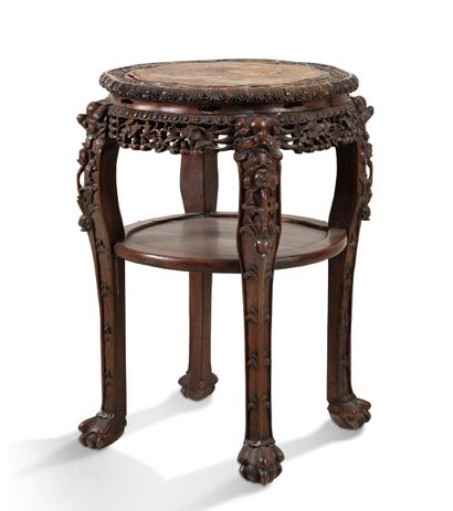 CHINE DU SUD VERS 1900 
Stand with pink marble top, carved and openworked wood with...