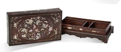 VIETNAM FIN XIXe SIÈCLE Coffret-écritoire en bois de rose incrusté de nacre (sans...