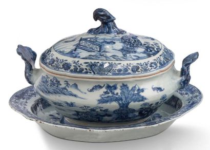 CHINE XVIIIe siècle Soupière couverte de style baroque et son présentoir, en porcelaine...