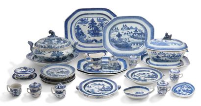 CHINE XVIIIe siècle Soupière couverte de style baroque et son présentoir, en porcelaine...
