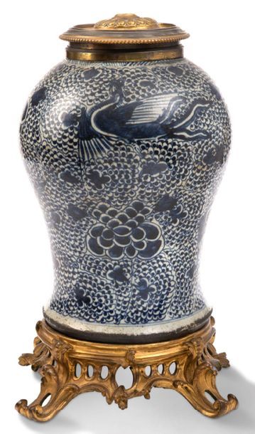 Chine XIXe siècle Vase en porcelaine bleu blanc, à décor couvrant de quatre phénix...
