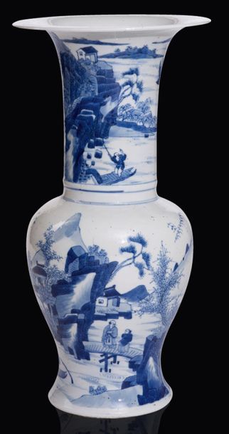 CHINE PÉRIODE RÉPUBLIQUE (1912-1949) 
Vase yenyen en porcelaine, à décor en bleu...
