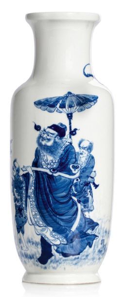 CHINE XXe siècle Vase balustre en porcelaine, à décor en bleu sous couverte représentant...