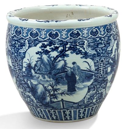 CHINE XXe siècle Importante vasque à poissons en porcelaine blanche, à décor en bleu...