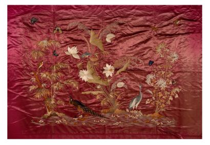 CHINE DU SUD - VIETNAM VERS 1900 
Grande tenture en soie rose foncé, brodée aux fils...