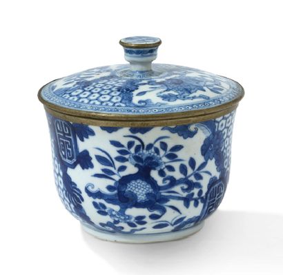 VIETNAM XIXe siècle Covered bowl in blue-white porcelain, the wall decorated with...