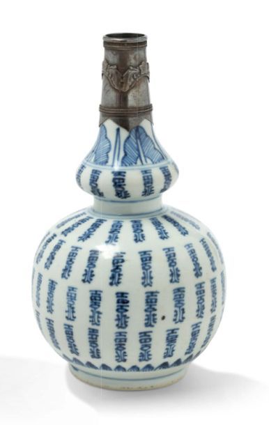 VIETNAM XIXe siècle Petit vase aspersoir en porcelaine bleu-blanc dite de Hue, la...