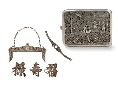 CHINE DU SUD - VIETNAM VERS 1900 
Lot de cinq objets en argent, comprenant un étui...