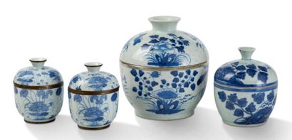 VIETNAM XIXe siècle Set of four covered porcelain and blue underglaze bowls, including...
