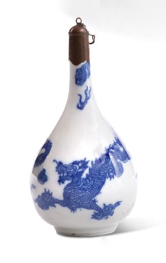 VIETNAM DEBUT XXe SIECLE Small porcelain bottle vase, stencilled in blue with dragons...