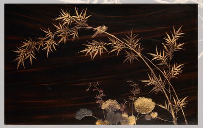 Japon Période Meiji (1868-1912) 
Trois panneaux en laque imitant le bois, à décor...