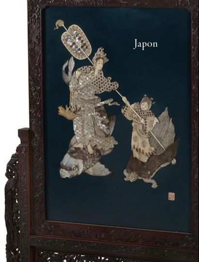 Japon Période Meiji (1868-1912) 
Important panneau en laque, incrusté d'ivoire et...