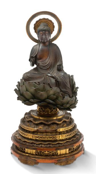 JAPON XIXE SIECLE Sujet en bois laqué brun, représentant le Bouddha assis en lalitâsana...