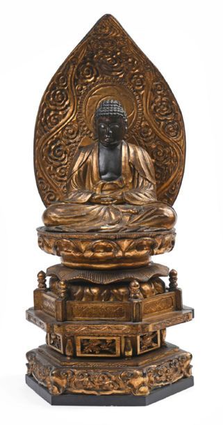 Japon Période Meiji (1868-1912) 
Bouddha en bois laqué or, assis en méditation sur...