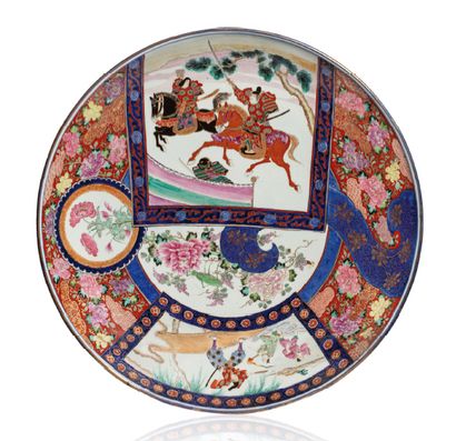 JAPON PÉRIODE MEIJI, VERS 1900 
Grand plat en porcelaine et émaux polychromes orné...