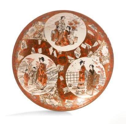 JAPON vers 1900 
Grande coupe en porcelaine, à décor émaillé corail, brun et or de...