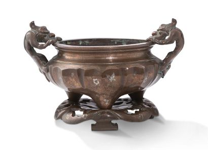 CHINE DU SUD XXE SIÈCLE Tripod perfume burner in bronze with a copper patina, the...