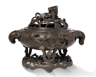 CHINE DU SUD - VIETNAM VERS 1900 
Brûle-parfum en bronze à patine brune, à décor...