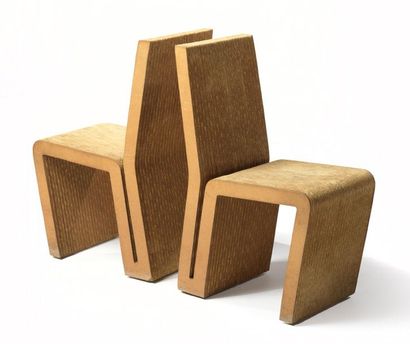 FRANk GEHRY (NÉ EN 1929) 
PAIRE DE CHAISES " EASY EDGES "
En carton laminé et collé,...