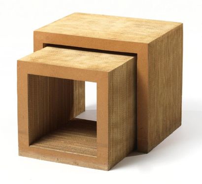 FRANk GEHRY (NÉ EN 1929) 
ENSEMBLE DE DEUX TABLES GIGOGNES De forme cubique, en carton...