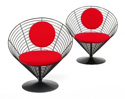 Verner PANTON (1926-1998) 
PAIRE DE CHAISES " CONE "
Structure conique formée d'une...