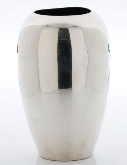 MAISON DESNY (1927-1933) 
VASE MODERNISTE En métal argenté, de forme ovoïde, à large...