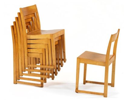 Sven MARKELIUS (1889-1972) 
SUITE DE SIX CHAISES EMPILABLES En bouleau et placage...